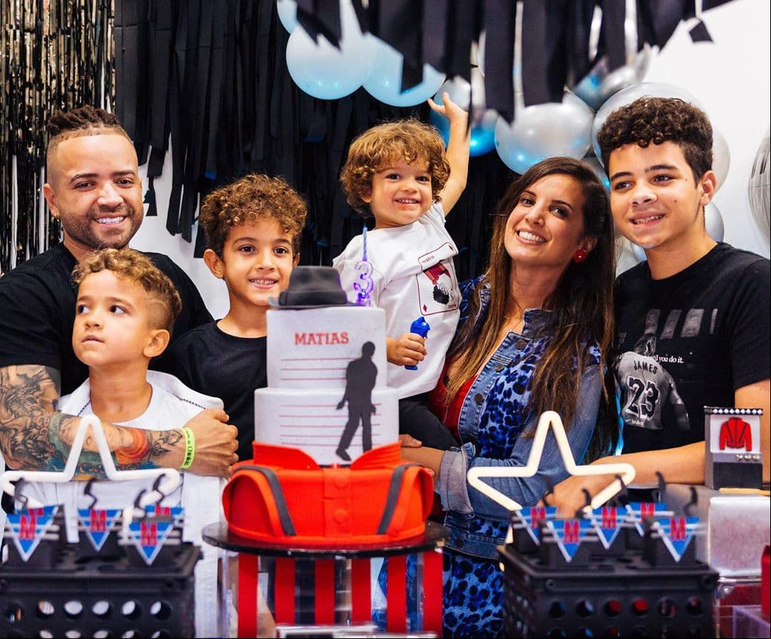 Nacho tiene otro hijo de una relación anterior, Diego, quien aparece constantemente en las fotos familiares de los intérpretes.