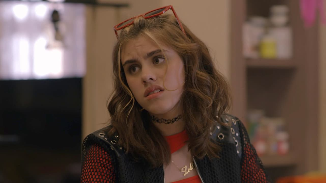 Su hermana en la vida real, Ana Tena, también forma parte de la telenovela como 'Lola', una joven malcriada que no para de insultar a su familia.