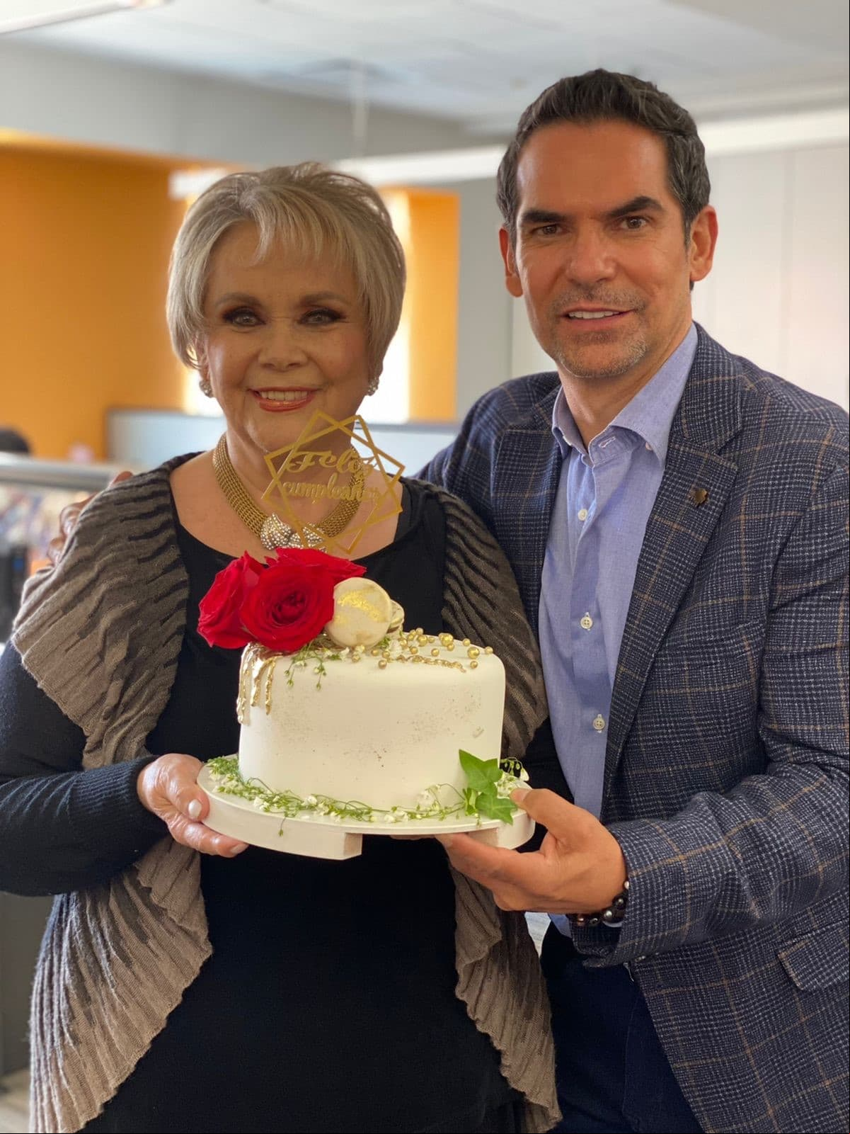 Con gran pastel, Norma Herrera festeja su cumpleaños al lado de su hijo Armando Araiza