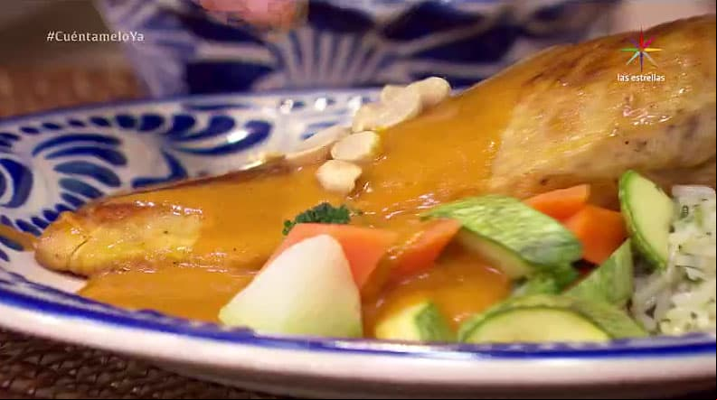 RECETA: Pollo en salsa de cacahuate con chile cascabel