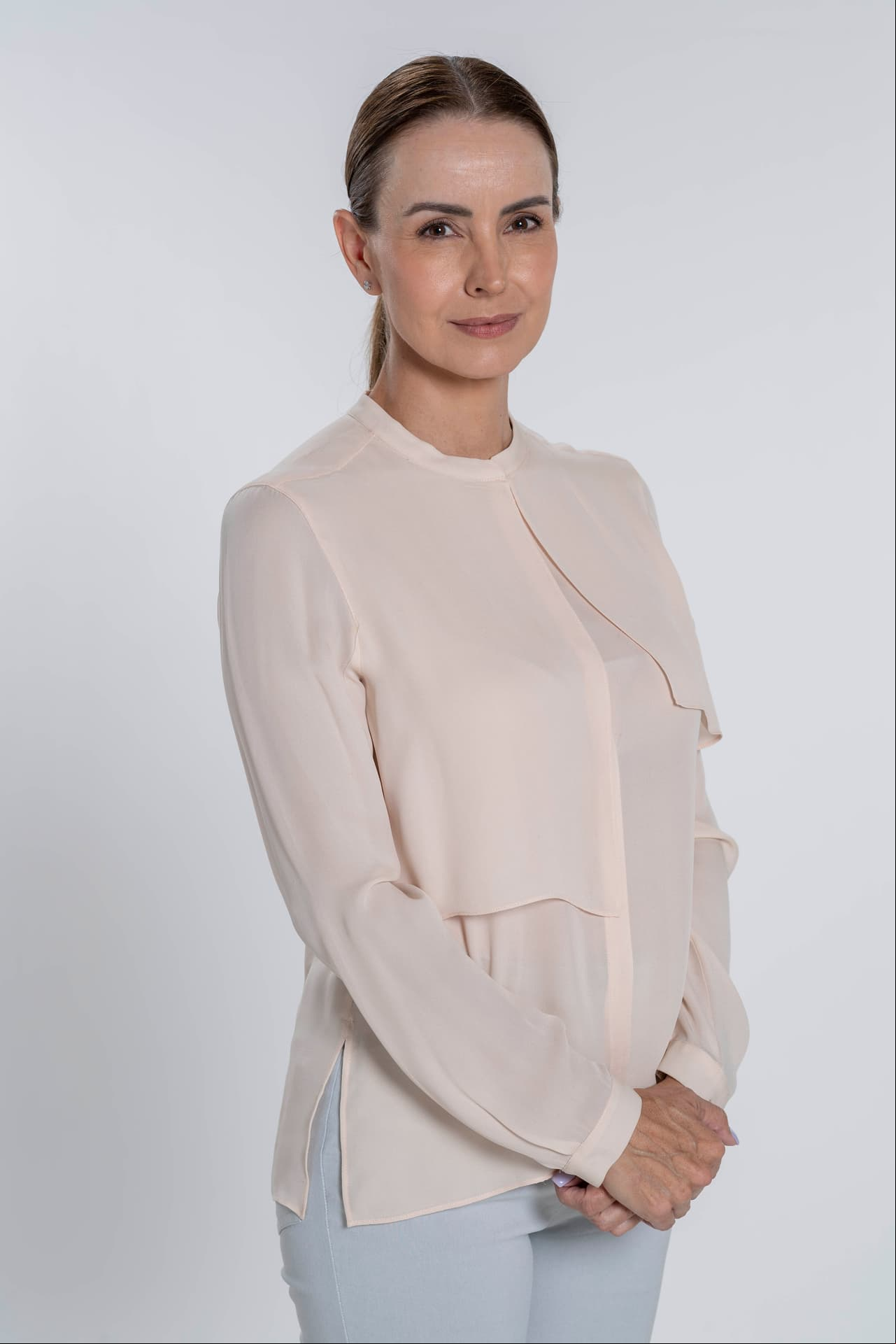 Alejandra Barros será una mujer seria, recatada, como luce con su nuevo look.