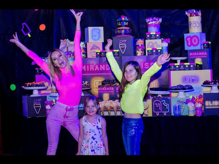 Elissa Marie y Alexa Miranda cumplen años en febrero, por ello Geraldine Bazán organizó una fiesta neón en un salón en la Ciudad de México. Las niñas, que cumplieron 10 y 5 años respectivamente en 2019, tuvieron una decoración personalizada, música y una divertida sesión de maquillaje.