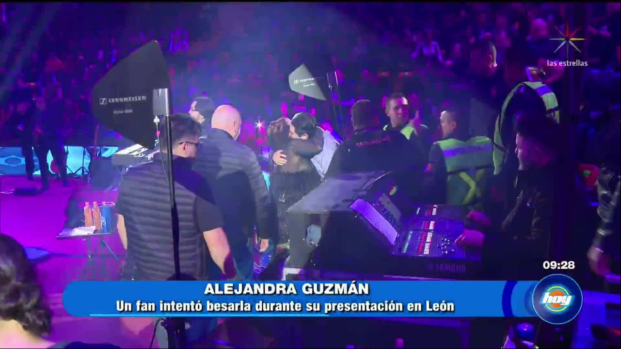 Fan intenta besar en la boca a Alejandra Guzmán