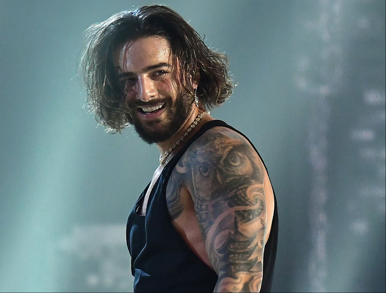 Maluma crea polémica al aparecer en cama con sensuales mujeres semidesnudas