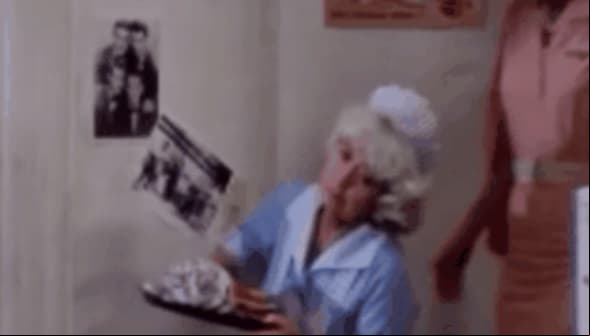 En la escena de la cafetería, la mesera jamás logró tocar el interruptor
