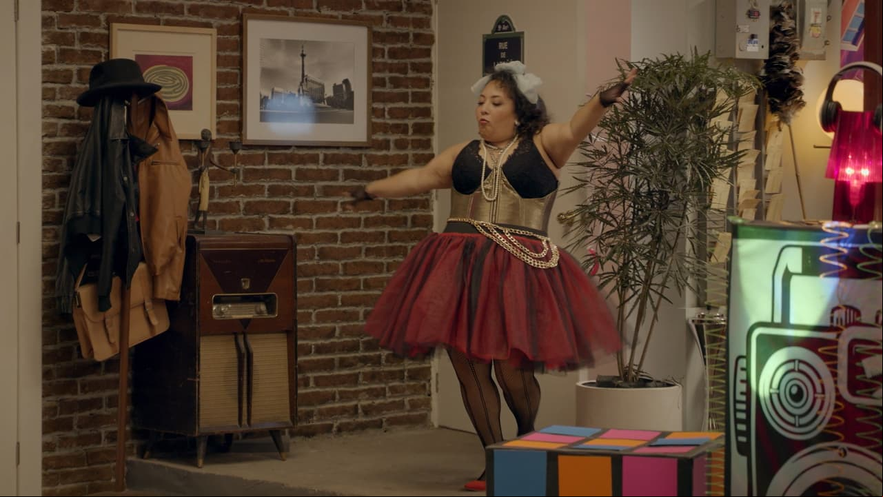 Te traemos un recuento de los mejores outfits que nos ha mostrado Toña a lo largo de 40 y 20, empezando con este nuevo con que la llamaron la 'Cindy Lauper mexicana'. 
<br>
<br>Lo lució en la quinta temporada durante la fiesta de generación de Paco y Beto, ambientada en los 90's.