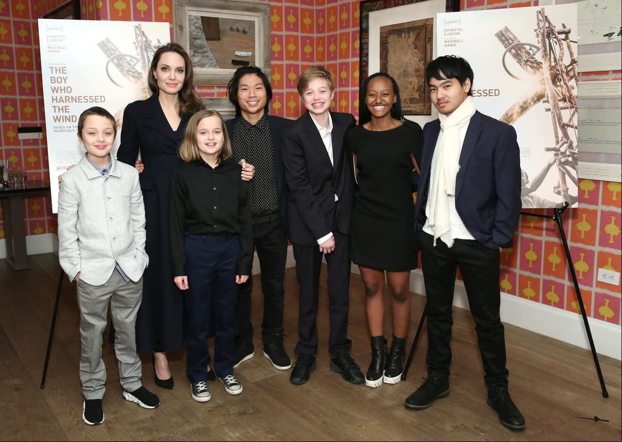 Seis hijos en total son los que tiene 
<b>Angelina Jolie</b>. En el 2002 adoptó a Maddox cuando estaba casada con su primer marido, Billy Bob Thornton, pero ella decidió tener la patria potestad exclusiva. En el 2005 llegó a su vida Zahara, nacida en Etiopía. Para este momento, Brad Pitt ya les había dado su apellido y eran legalmente “Jolie-Pitt”. Después de haber tenido a Shiloh, su primera hija biológica en el 2006, adoptaron a Pax un pequeño nacido en Vietnam. Los últimos dos niños, los mellizos, Leon y Vivienne, los dio a luz en el 2008.