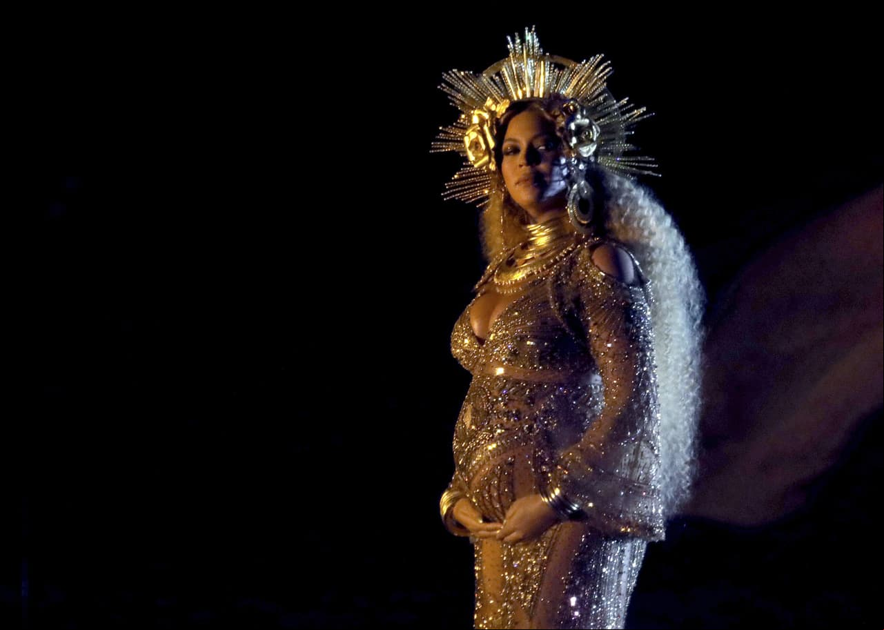 Durante la gira ‘The Mrs. Carter Show’, Beyoncé cantaba ‘Irreplaceable’ y un fan la jaló hacia el público, por lo que su equipo de seguridad intervino de inmediato.