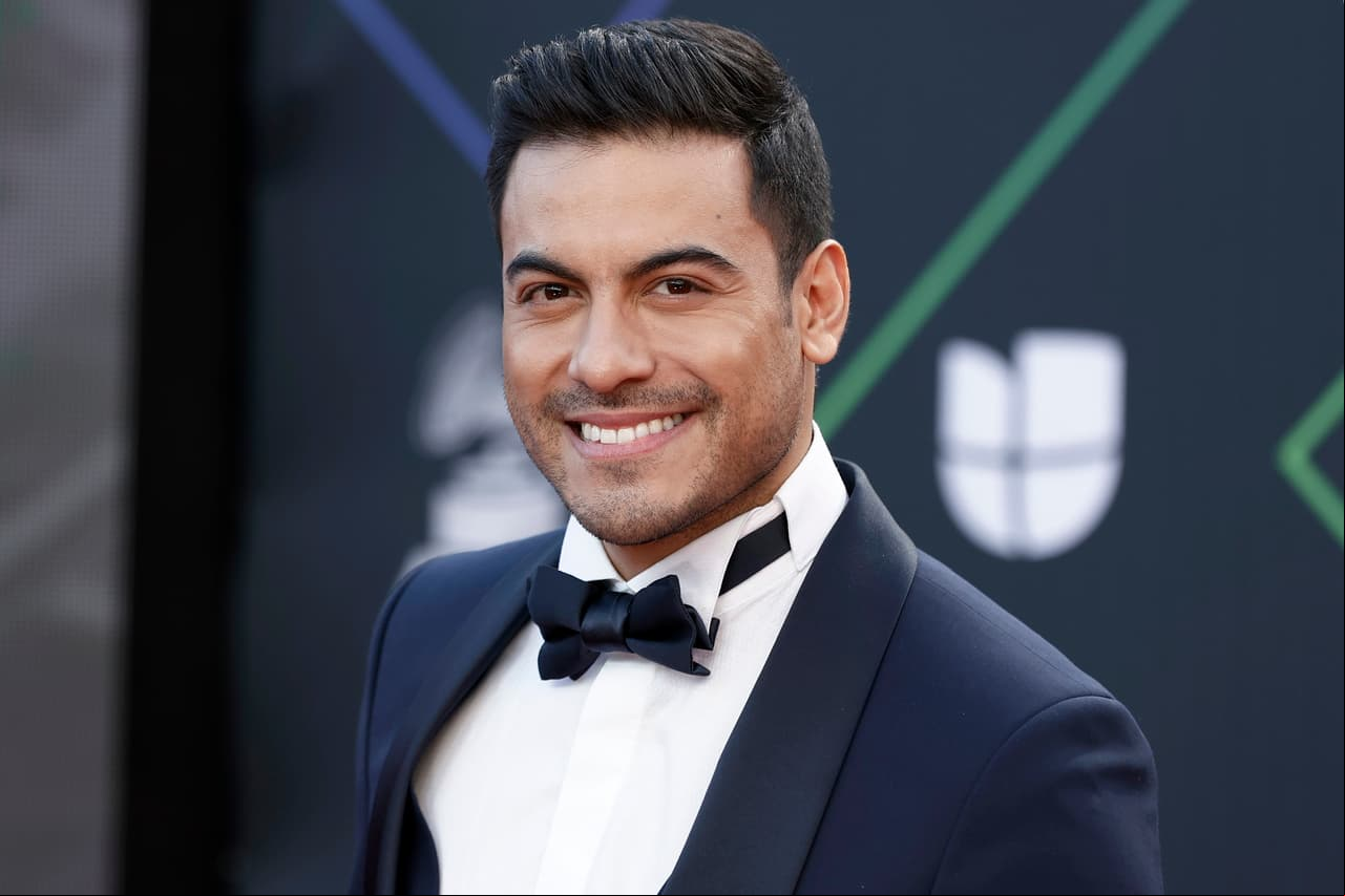 Carlos Rivera debuta como modelo en portada de revista