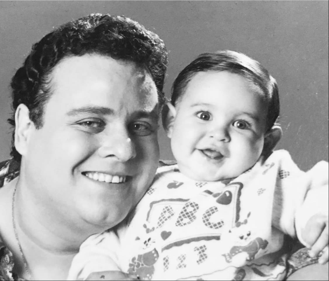 Años después, su carrera actoral comenzaría a despuntar al participar en telenovelas como 'Agujetas de Color de Rosa' (1995) y 'Mi Pequeña Traviesa' (1997). Por otra parte, su talento como actor de doblaje también se consolidaba con compañías como Disney, la cual le dio la oportunidad de interpretar a 'Mickey Mouse'.
