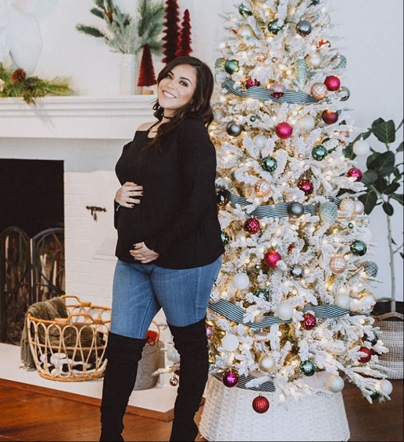 Jacqie Rivera, la hija de la fallecida Jenni Rivera, presumió sus cinco meses de embarazo con una tierna imagen junto al árbol de Navidad.