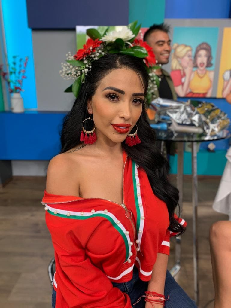 BELLEZA: Trenzas con listones y maquillaje para dar el grito