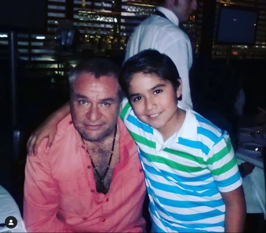 “Lo extraño tanto (su participación en la telenovela), ese aroma a foro, la convivencia con grandes actores, los momentos divertidos al grabar son increíbles a la fecha. El trato de la producción de José Alberto Castro es inigualable”, explicó el joven, de 20 años.