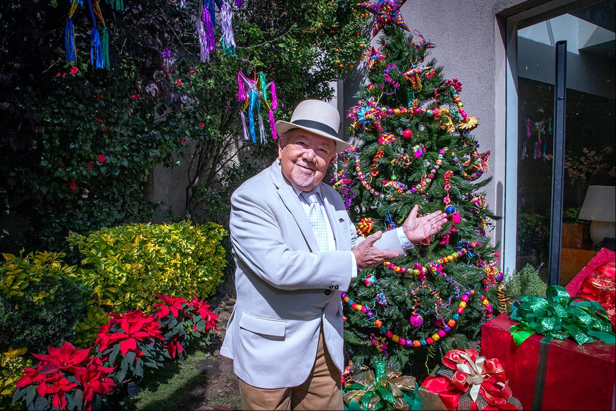 'Don Tomás', interpretado por Sergio Corona, mostró el bello árbol de Navidad, adornado con esferas realizadas por artesanos mexicanos.