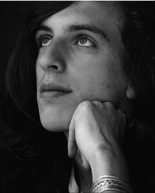 Por su parte, Luca tiene la firme intención de crear una trayectoria en la música y convertirse en músico como su madre.