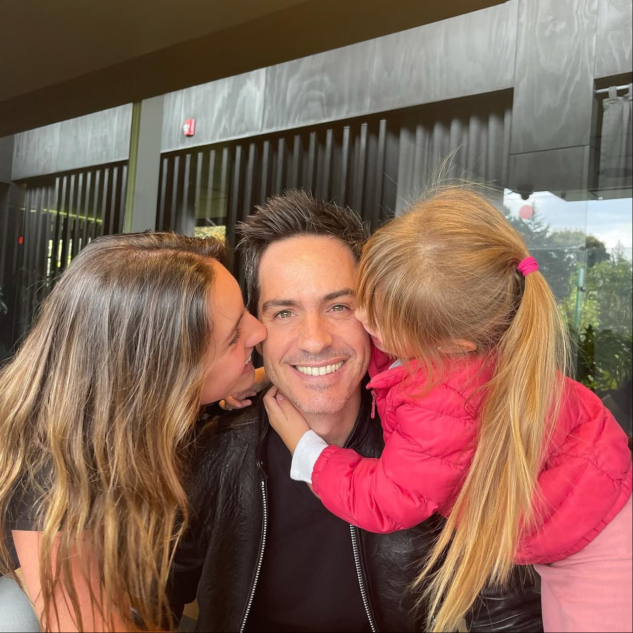Mauricio Ochmann y sus hijas Lorenza y Kailani.