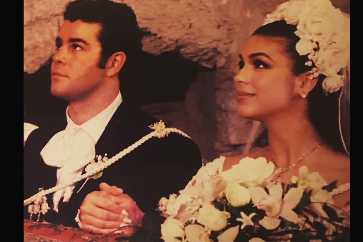 En medio de los preparativos de las bodas de plata entre Biby Gaytán y Eduardo Capetillo, recordemos cuando la pareja llegó al altar aquel 25 de junio de 1994, después de un año de vivir juntos.