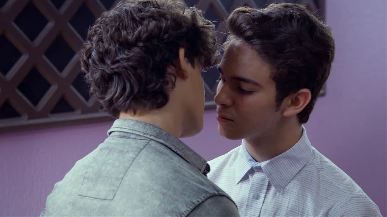 Aris y Temo están preparados para dar su primer beso, pero el pasillo no es el mejor lugar.