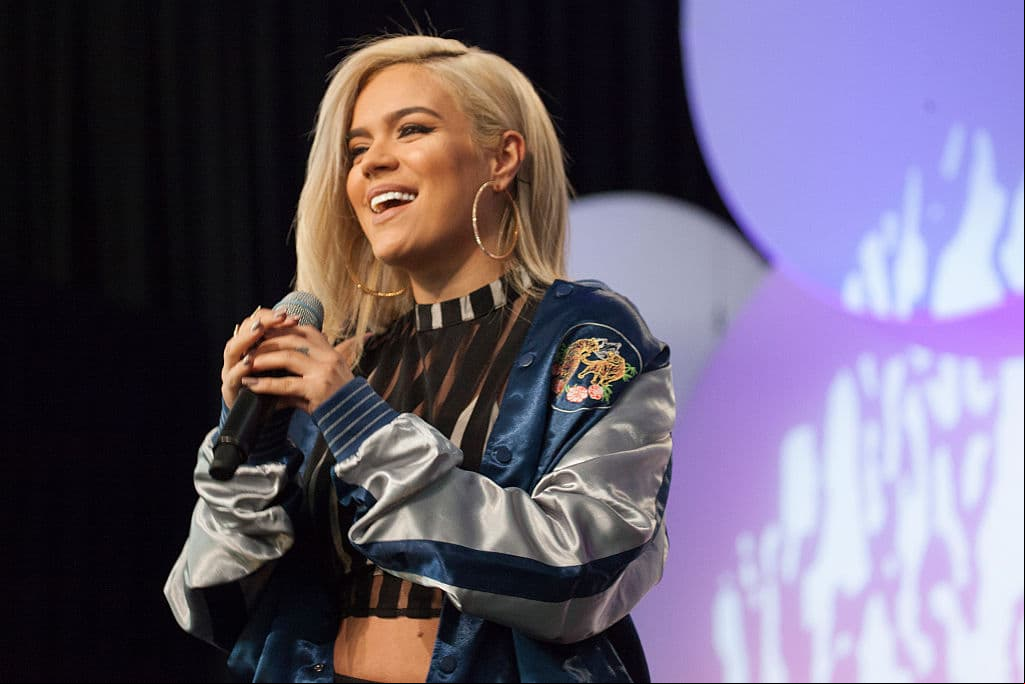 Sin embargo, la vida llevaría a Karol G a estudiar música en la Universidad de Antioquia en Medellín y luego se especializó como empresaria de la industria de la música en los Estados Unidos, para después regresar nuevamente a Colombia y comenzó a trabajar como artista independiente.