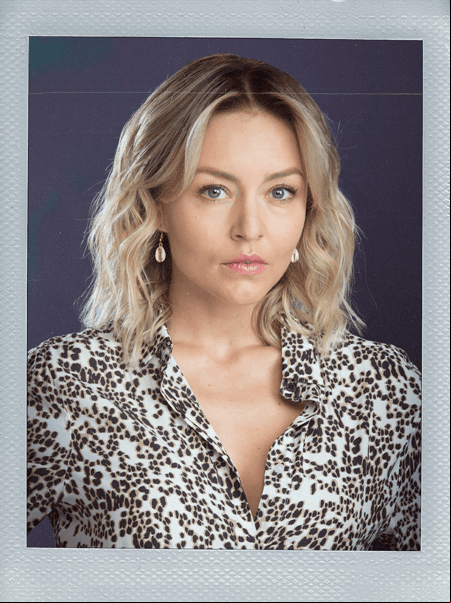 'Elisa Cantú' (Angelique Boyer) es hija de 'Victoria' y 'Augusto Cantú', un importante empresario de la industria de la construcción a quien ira por sobre todas las cosas. Curadora de arte, emprendedora, valiente y una apasionada de la cultura prehispánica. Hermana de 'Renata' y 'María José'. El amor llegará a su vida inesperadamente al conocer a 'Leonardo Velasco'.