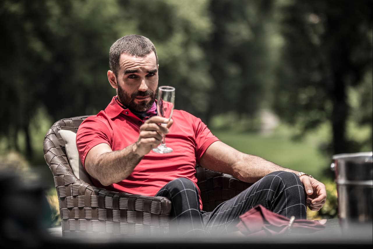 Durante un descanso de las grabaciones, el guapísimo Marcus brinda para la cámara de Las Estrellas.