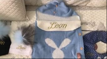 Saquitos de dormir, baberos y gorros bordados también enternecieron las redes sociales de la actriz.