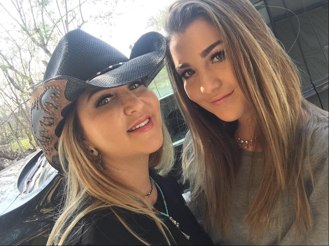 Melenie Carmona Villarreal es producto del matrimonio que la cantante Alicia Villarreal y el actor Arturo Carmona sostuvieron entre 1998 a 2001.