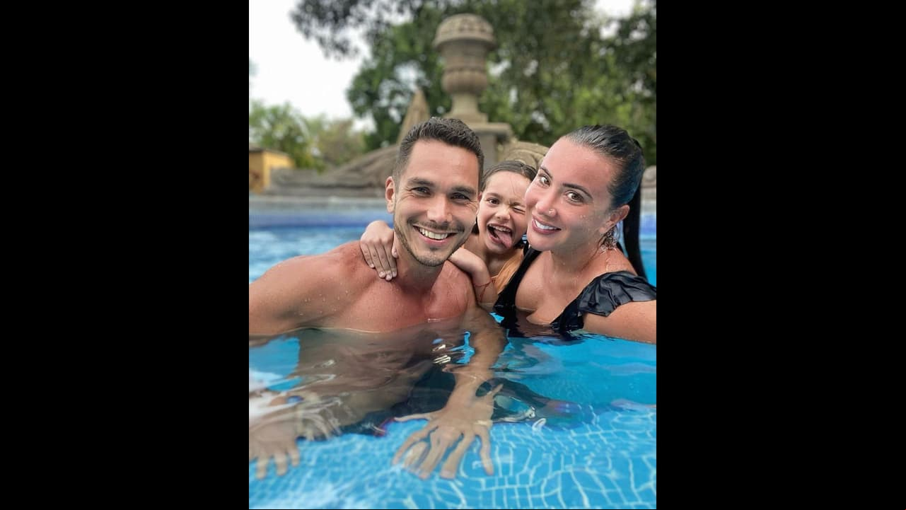 Laia junto a sus padres, Adrián Rubio y Mariazel