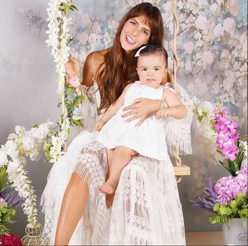 Claudia Álvarez contó un poco de su experiencia como mamá, pues aseguró que le cambió su vida por completo, ya que ahora se considera una persona más empática y mejor. 
<br>
<br>“Ser mamá me ha cambiado por completo, me ha llenado de nuevos sentimientos, objetivos, aprendizajes y emociones, que poco a poco se están convirtiendo en un referente para Kira. 
<br>
<br> El ser madre me ha hecho valorar aún más a mi mamá y entenderla por qué hacía lo que hacía cuando yo era pequeña. El ser madre también me ha vuelto más compasiva, sorprendiéndome de mí misma, de cómo se había exponenciado mi sentir al ver a un niño sufrir y sentir que es como mi propio hijo; hoy me resulta más fácil ponerme en el lugar de otro, porque en mi día a día estoy entrenando la empatía.
<br> 
<br>Has venido a mi vida a demostrarme la súper mujer que puedo llegar a ser, porque el amor que siento yo por ti hace que cada acción que haga sea con la conciencia de amor para un solo fin, que seas feliz a mi lado! Te amo como jamás imaginé amar a alguien Kira! Gracias por escogerme a mí”. 
<br>