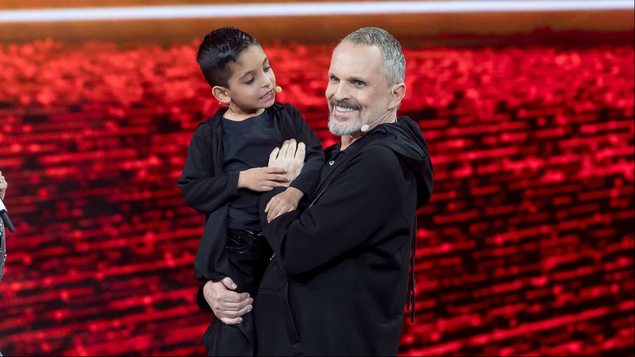Miguel Bosé recibe una pequeña sorpresa de cumpleaños