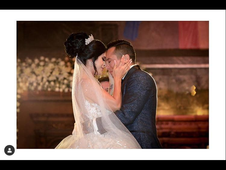 Tras la polémica que enfrentaron a causa de los comentarios lanzados por Becky Colombani, la mamá de Kimberly Flores, Edwin Luna y la modelo se casaron el 27 de julio en Monterrey, Nuevo León. La Catedral Metropolitana de Monterrey fue el lugar donde los novios se juraron amor y tras la ceremonia atendieron a la prensa. “Estamos muy felices de vivir este momento que ya esperábamos desde hace mucho tiempo”, dijo el cantante, mientras que la novia dijo: “estoy todavía nerviosa, no me la creo. Solo se vive una vez esto en la vida”.