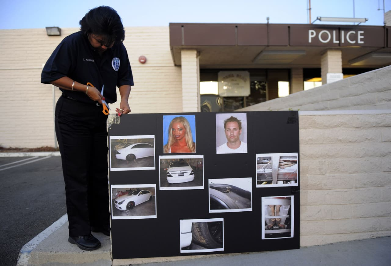 El cadáver de Jasmine Fiore fue encontrado dentro de una maleta ensangrentada que fue ocultada en un basurero de Buena Park, California. Los detectives identificaron a la modelo por el código que aparecía en sus implantes de senos.