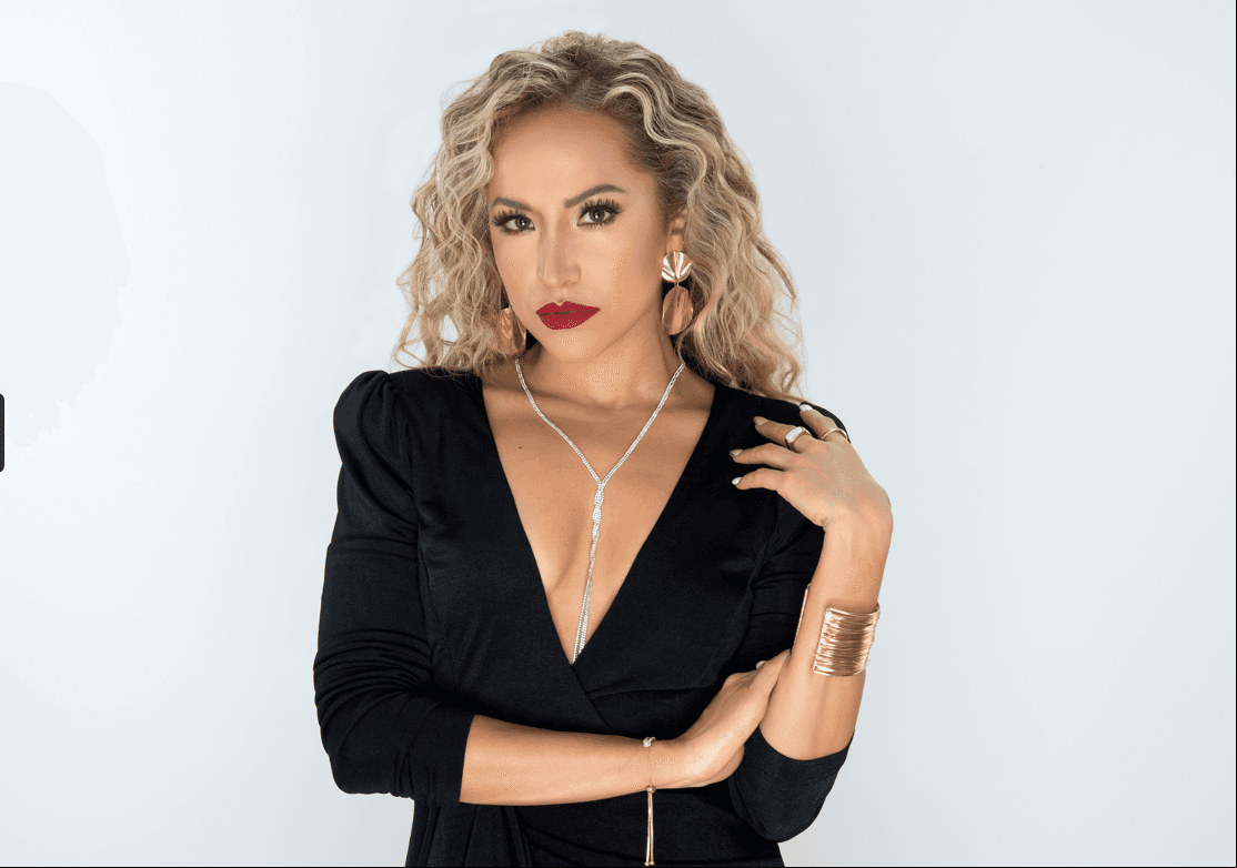 Jessica Díaz es 'Jeanine', una modelo prometida de 'Ángel' y sobrina de 'Pina', quien la cría insegura, temerosa y celosa.