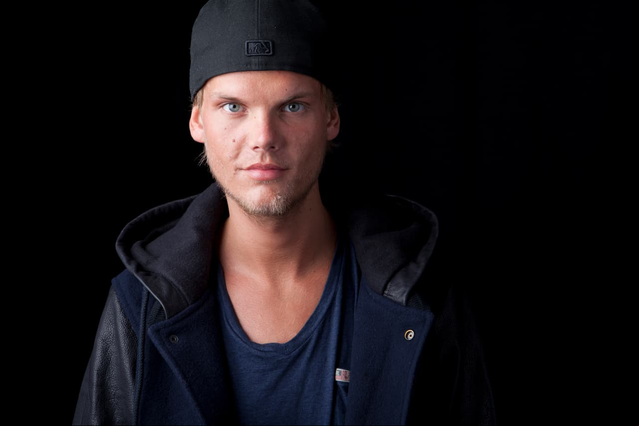 Avicii falleció el 20 de abril de 2018 a los 28 años en Mascate, Omán. La familia del DJ confirmó el suicidio con una carta, en la que precisaron: “Él libró una batalla contra sus pensamientos sobre el significado de la vida y la felicidad. No pudo continuar más. Quería encontrar la paz”.