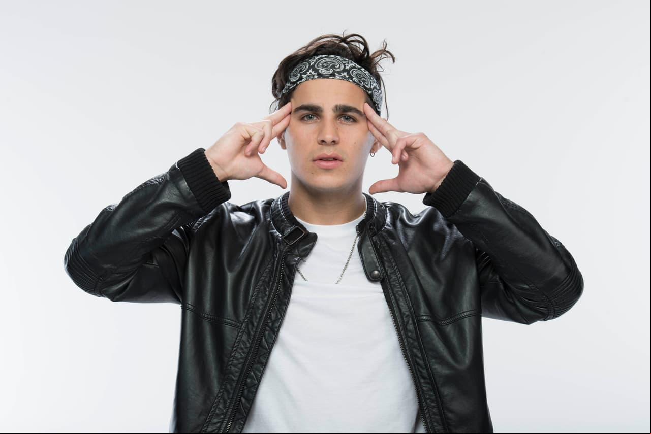 ¿A qué edad iniciaste tu gusto por la música?A partir de los 14 años más o menos. Siento que me inspiro mi tío que es cantante en una banda de rock y tiene su estudio en el garaje.