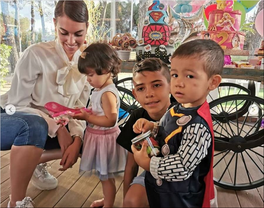 Lamentablemente, Cristiano Ronaldo no pudo estar presente en la celebración debido a que se encontraba con sus compañeros de la Selección de Portugal, con quienes participó en la semifinal de la ‘Liga de Naciones’, por ello dedicó un tierno mensaje a sus hijos en Instagram.