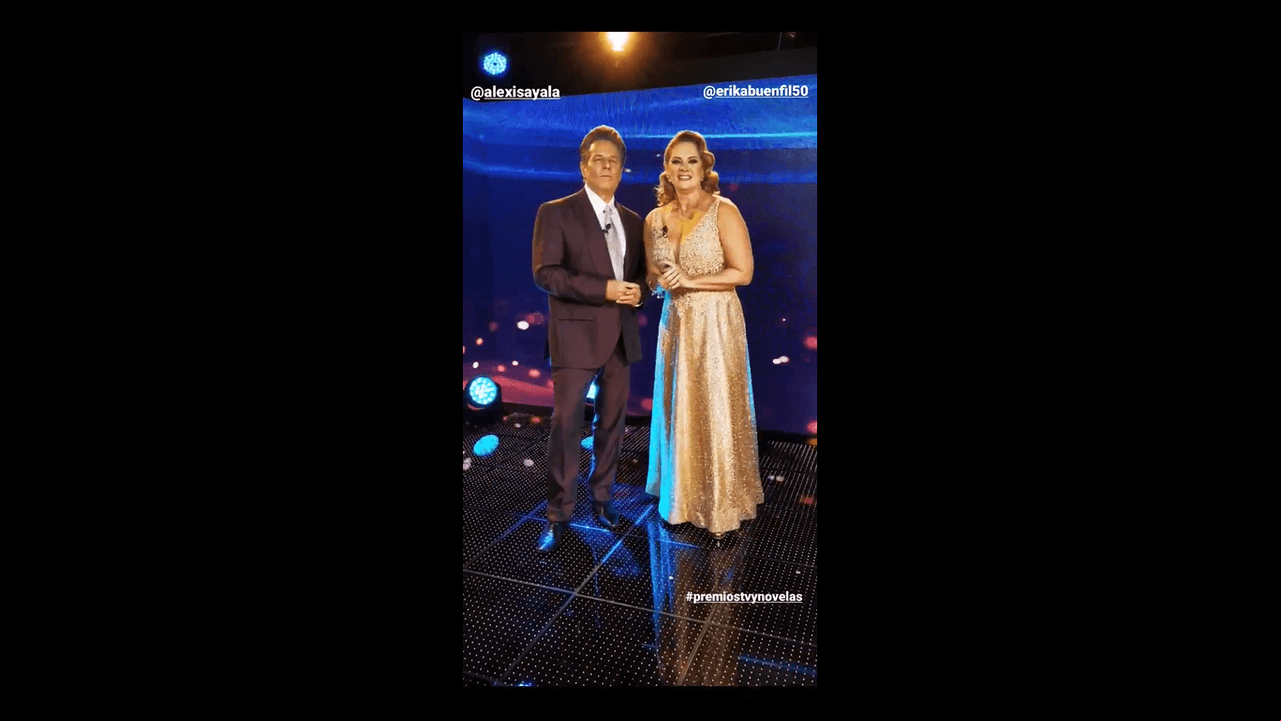 Erika Buenfil y Alexis Ayala también dejaron ver sus mejores atuendos minutos antes de que comenzara la premiación en las instalaciones de Televisa San Ángel.
