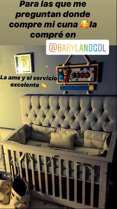 La actriz, quien está en la semana 33 de embarazo, eligió tonos grises para la cuna y las paredes, en las que resaltó el letrero en el que anotarás los datos de nacimiento León.