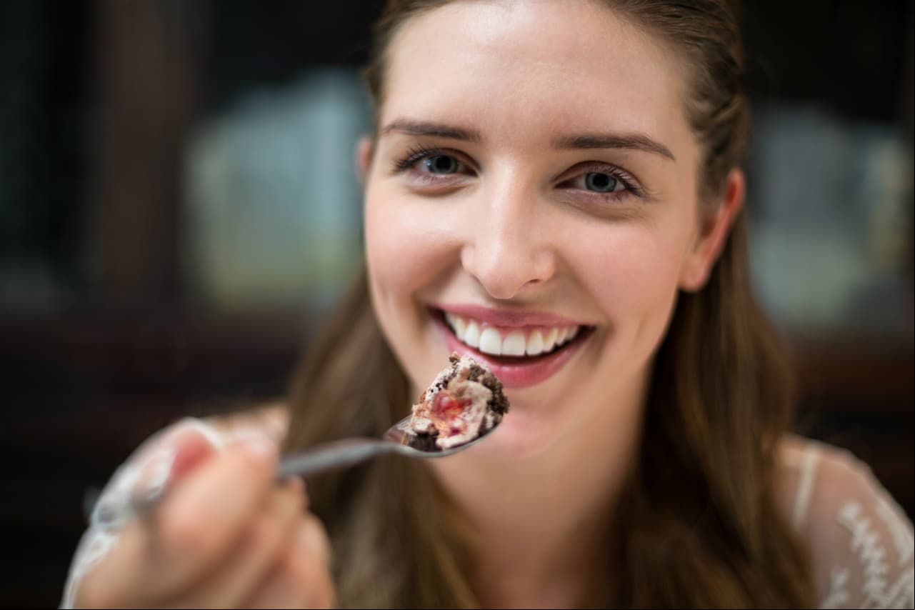 Expecialistas de la Universidad de Harvard aseguran que tomar un vaso de agua antes de cualquier alimento y comer lento, permiten ‘engañar a tu cuerpo’, logrando una mayor saciedad.