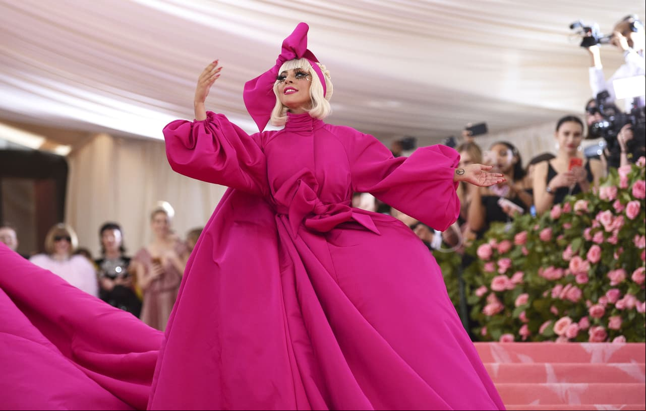 Lady Gaga, quien fue nombrada por Anna Wintour como la copresidenta de la gala, portó un diseño de Brandon Maxwell que se transformaba mientras la cantante se desvestía.