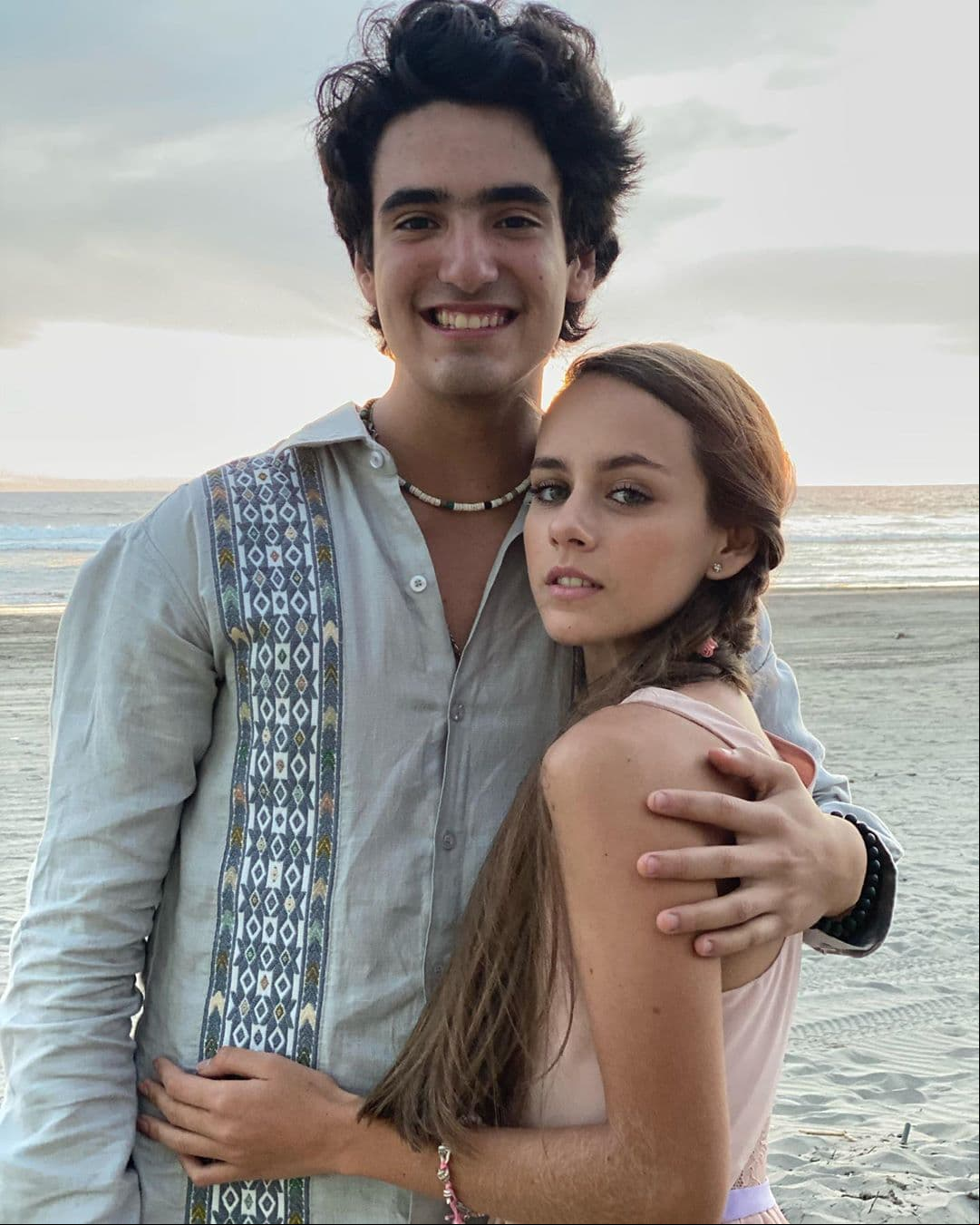 Sebastián Poza y Azul Guaita se conocieron en las grabaciones de Soltero con hijas, donde también son pareja. Recientemente, los jóvenes afirmaron que el flechazo se dio tiempo después de conocerse, ya que su relación comenzó como una amistad.
