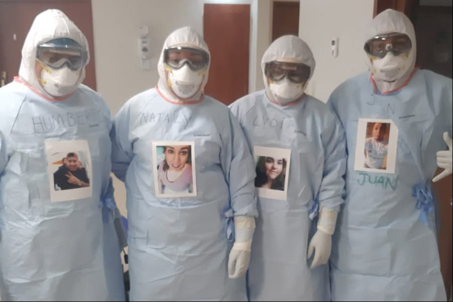 Gracias al cuerpo de doctores del sistema de salud del Tecnológico de Monterrey, quienes buscan animar a sus pacientes al poner su nombre y una foto de su rostro sonriente en sus trajes, tal como lo narran para el portal Conecta.