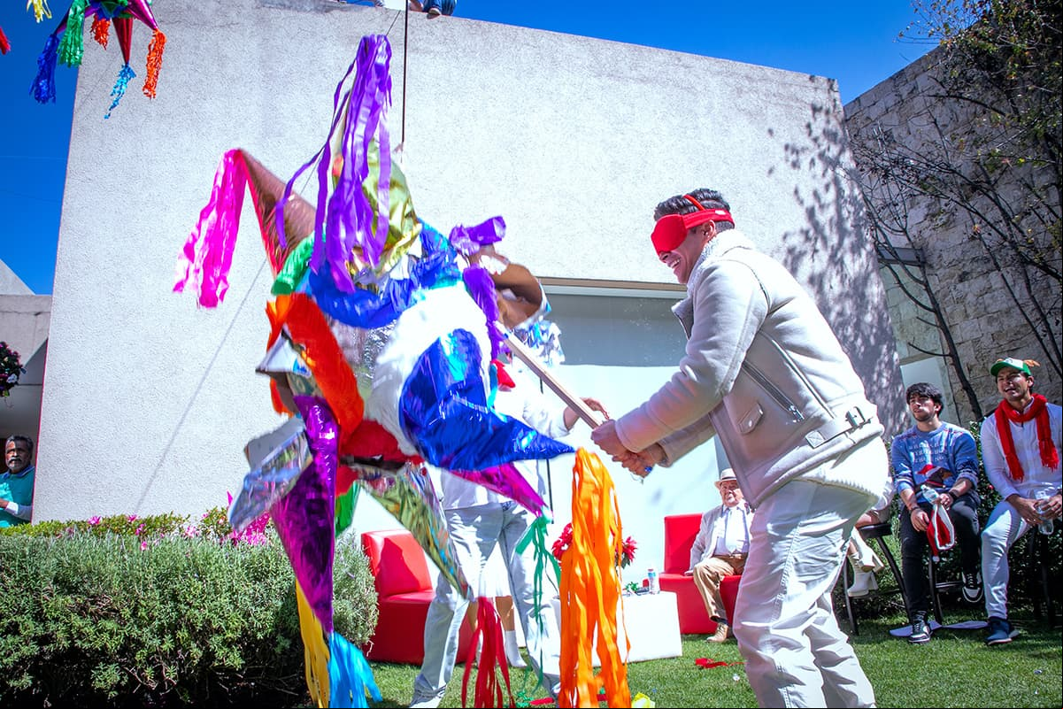 De sorpresa hubo piñata y Pepe Valdivieso le dio con todo.