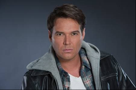 Posteriormente, Mejía se uniría al elenco de la telenovela 'Amar otra vez' (2003), protagonizada por Valentino Lanús e Irán Castillo, en el papel de 'Gustavo Medina'.