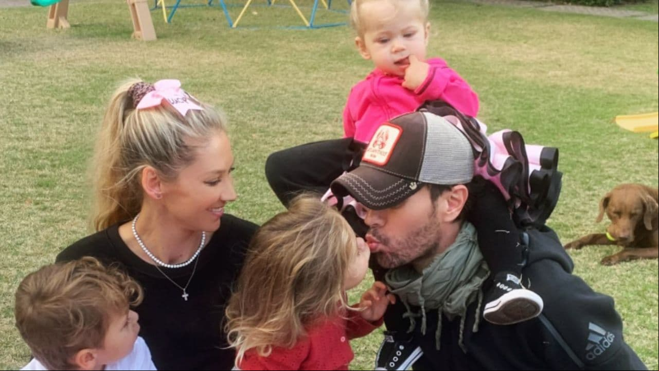 Enrique Iglesias y Anna Kournikova con sus tres hijos