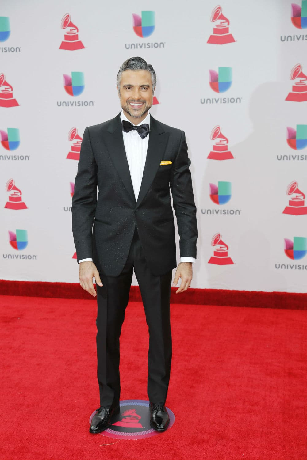 Jaime Camil fue uno de los más elegantes y dejó ver su impecable smoking durante su participación en los Latin Grammy 2017.
