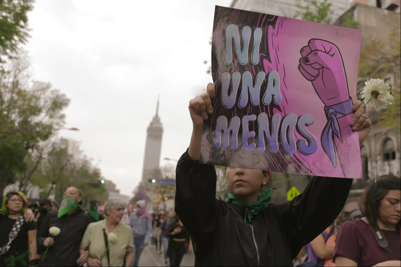 Hoy mexicanas tomaron las calles y llegaron a las afueras de las oficinas del medio de comunicación exigiendo una disculpa pública.