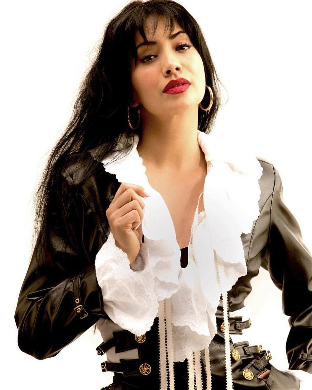 Maya Zapata caracterizada como Selena Quintanilla.