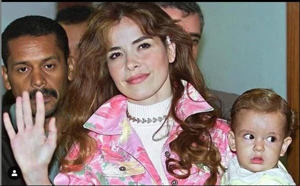Meses después, tras su liberación y regreso a México, en diciembre de 2002, la regiomontana fue captada junto a su pequeño, quien cuando tenía cinco años fue adoptado por Armando Gómez, esposo de la cantante desde hace poco más de 11 años.