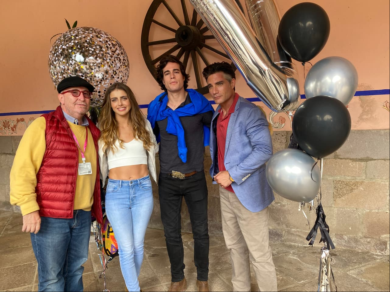 El productor Nacho Sada, Michelle Renaud y Danilo Carrera celebraron con el actor.